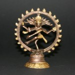 Shiva zittend, zilver kleurig metaal 19cm